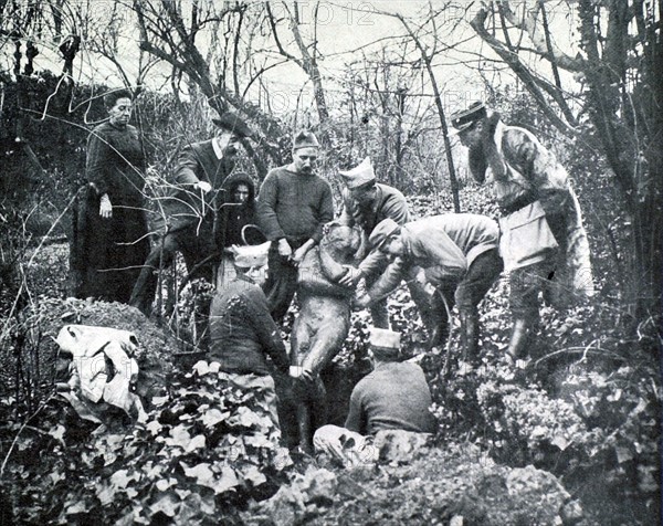 Première Guerre Mondiale. Après le départ des Allemands, exhumation d'une "Eve" de Rodin (1918)