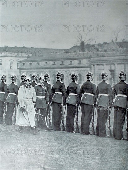 A Potsdam, Guillaume II passe sa garde en revue