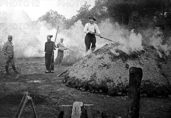 Première Guerre Mondiale. Extraction de la tourbe par des prisonniers allemands en Haute-Saône (1918)