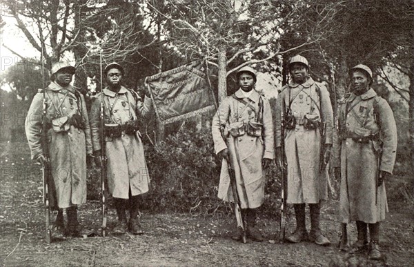 Première Guerre Mondiale. Le fanion du 43ème bataillon de tirailleurs sénégalais décoré de la fourragère (décembre 1917)