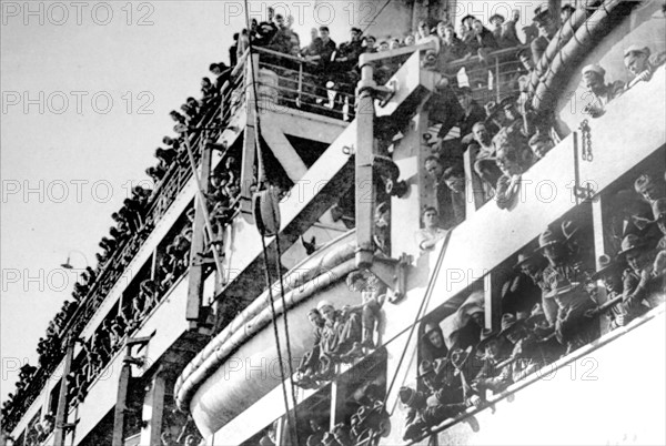 Première Guerre Mondiale. Troupes américaines sur le gigantesque paquebot pris aux Allemands, "Vaterland" devenu "Leviathan" (1918)