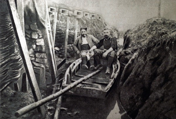 Première Guerre Mondiale. En Artois, tranchée envahie par l'eau (1916)