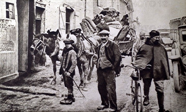 Première Guerre Mondiale. Habitants de Verdun évacués traversant un village dans leur charrette (1916)