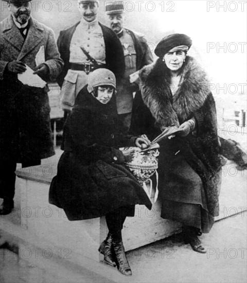 La reine Marie de Roumanie et la princesse Ileana sur le Danube pendant leur retour à Bucarest