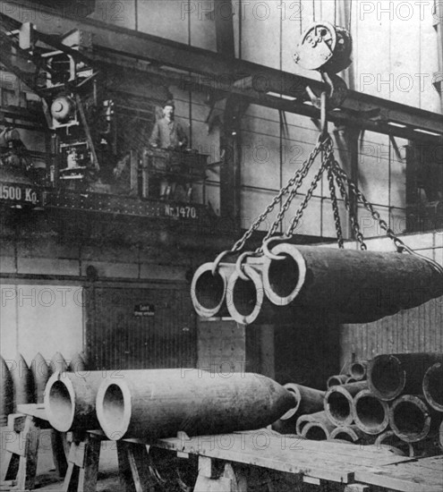 World War I. Manufacturing 420-mm shells at the Krupp factory in Essen (Germany)