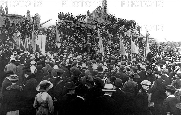 Memorial ceremonies in the ruins of Dixmude (Belgium, 1919)