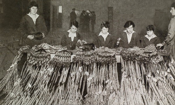 Première Guerre Mondiale. Ouvrières travaillant à la fabrication des ballons d'observation (Angleterre, 1918)