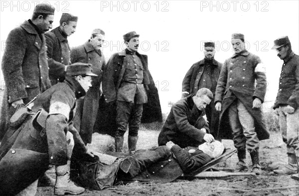 Première Guerre Mondiale. Les aumoniers de l'armée belge assistent les combattants sur le front (1915)