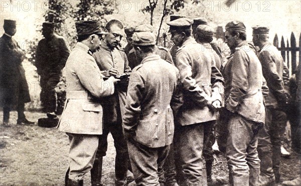Première Guerre Mondiale. Un sous-officier allemand, prisonnier, indique, à l'aide d'un croquis, les positions allemandes (1915)