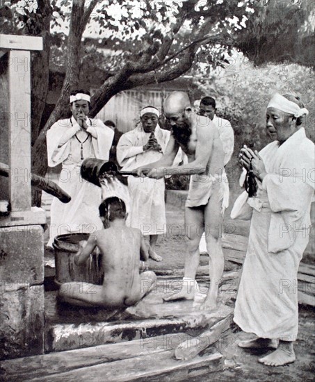 Pendant l'agonie de l'empereur Yoshi-Hito, représentants d'une secte bouddhiste procédant aux cérémonies de purification avant de participer aux prières pour le souverain (1927)