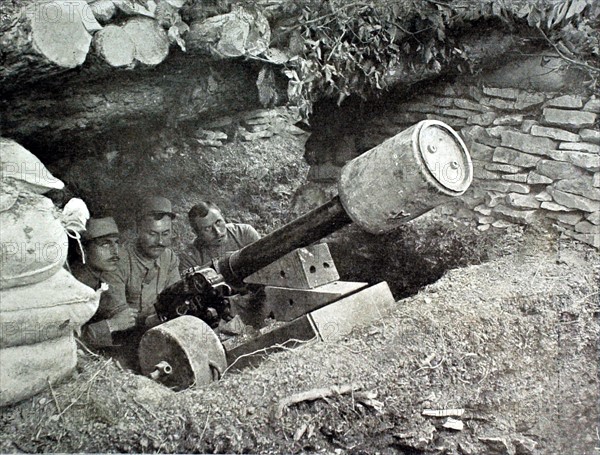 Première Guerre Mondiale. Dans les tranchées, canon de montagne de 80 mm servant de lance-mines (1915)