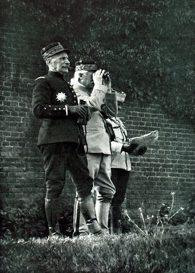 Première Guerre Mondiale. Le général Foch observe une des phases de l'offensive au nord d'Arras