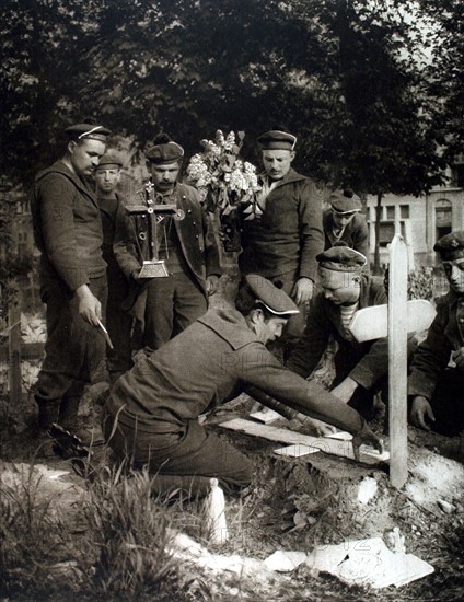 Première Guerre Mondiale. Au cimetière de Nieuport, les fusiliers marins embellissent un tombe