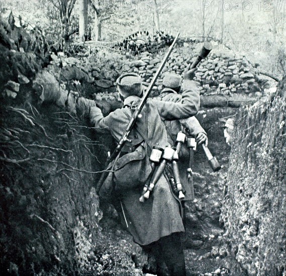 Première Guerre Mondiale. Tranchée de Calonne. Lancement de grenades à main
