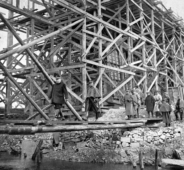 Première Guerre Mondiale. En Lorraine, le général Joffre visite les travaux de reconstruction d'un viaduc