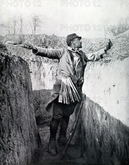 Première Guerre Mondiale. Lancement d'une roquette explosive dans la tranchée ennemie (1915)