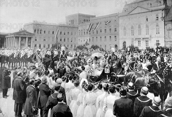 Queen Wilhelmina (of the Netherlands) being received by the bourgomaster of Berlin