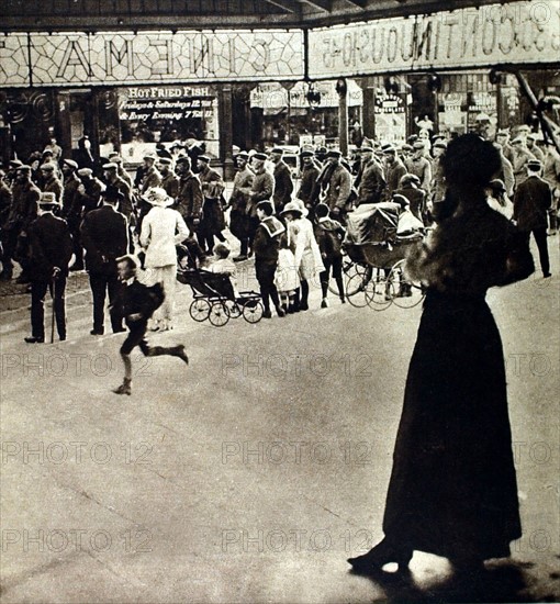 Première Guerre Mondiale. Des soldats allemands faits prisonniers sur la Somme traversent les rues de Southampton (1916)