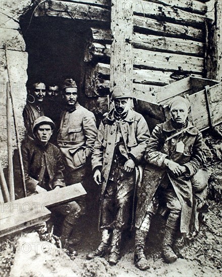 Deux soldats blessés au Bois de Vaux-Chapitre, en 1916.