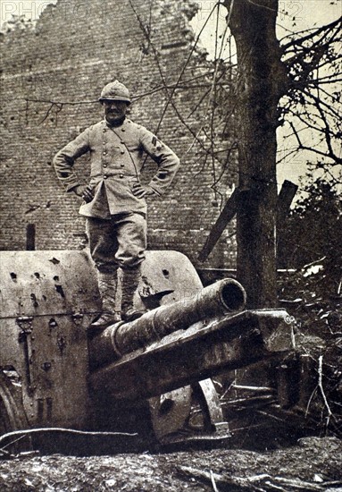 Première Guerre Mondiale. A Herbecourt, dans la Somme, un téléphoniste qui aida à règler le tir, est monté sur un canon allemand qu'il contribua à repérer