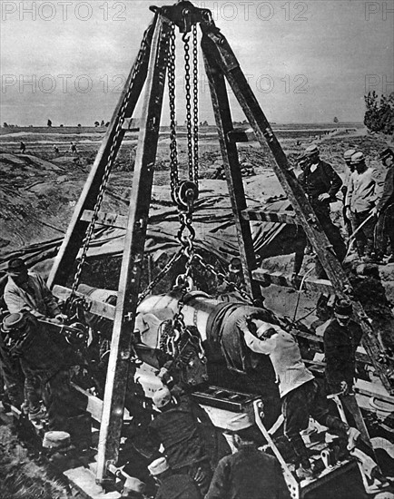 World War I. Unlimbering a 270-mm artillery piece on the Somme