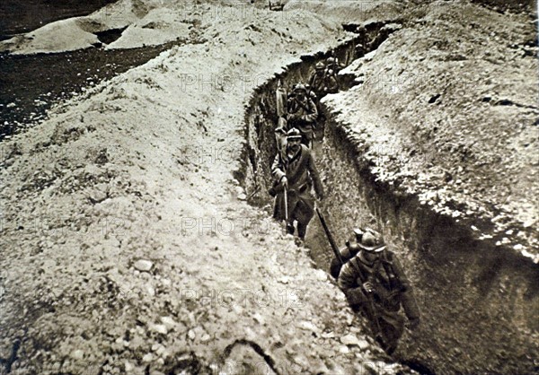 Première Guerre Mondiale. Sur le front, le transport de la soupe dans les boyaux menant à la ligne de feu