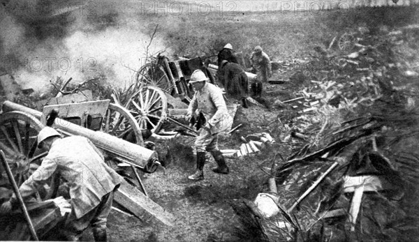 Première Guerre Mondiale. Devant Douaumont, batterie de 75 exécutant un tir de barrage (1916)