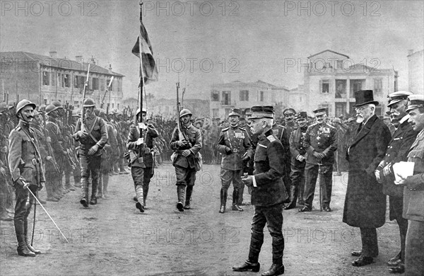 Première Guerre Mondiale. La présentation du drapeau aux troupes grecques de Salonique prêtes à partir pour le front