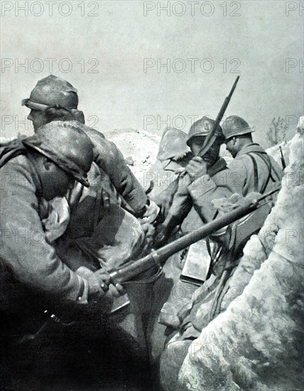 Première Guerre Mondiale. Au Chemin des Dames, fantassins attendant la contre-attaque allemande (6 mai 1917)