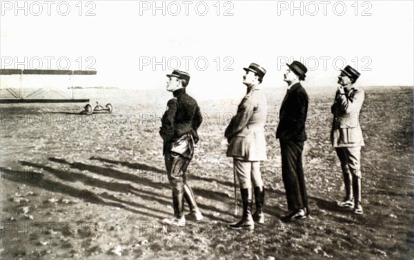 Première Guerre Mondiale. Garros, à son retour d'Allemagne, visite les escadrilles de combat