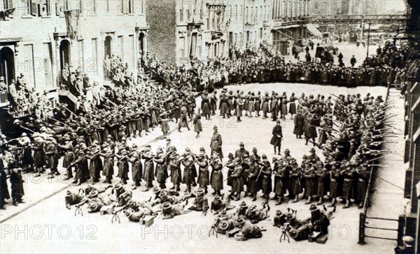 Première Guerre Mondiale. Défense de New York. Des soldats, armés de fusils et de mitrailleuses, surveillent les rues