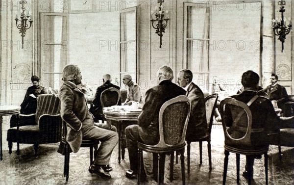 Première Guerre Mondiale. 6ème séance du conseil de guerre interallié à Versailles. MM. Lloyd George et Balfour prenant le thé.
