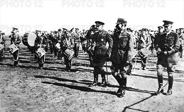 Première Guerre Mondiale. Le roi Alexandre de Grèce visite le front de Macédoine