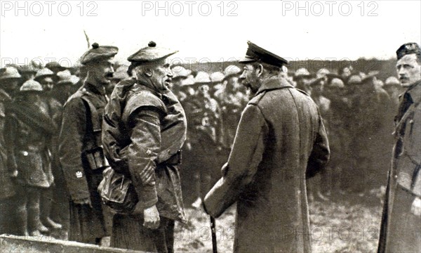 Première Guerre Mondiale. Sur le front, le roi Georges V parlant à des Ecossais revenant du feu