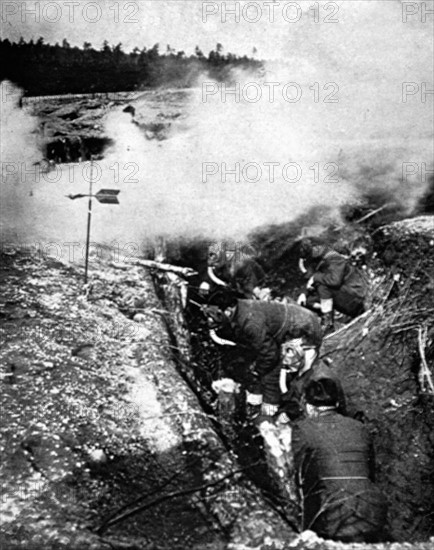 Première Guerre Mondiale. Sur le front, soldats américains dans une vague de gaz
