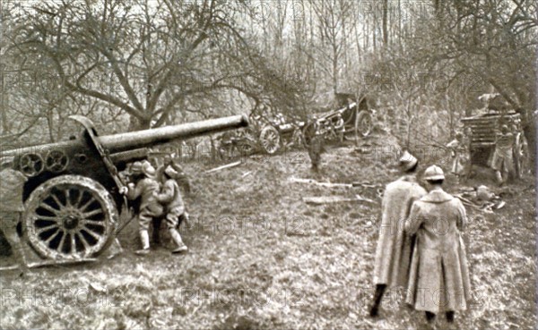 World War I. At the front, setting up a Schneider 155 battery