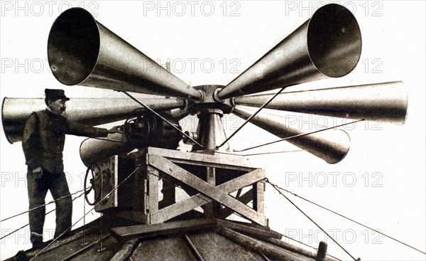 Première Guerre Mondiale. Une des vingt-six sirènes fixes à modulations qui vont être installées dans tout Paris (pour prévenir de toute attaque aérienne ou terrestre)