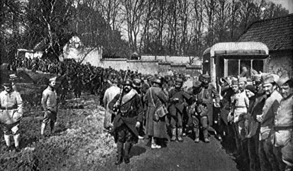 Première Guerre Mondiale. Après la bataille de Bois Sénécat, prisonniers allemands arrivant à l'arrière du front pour être dirigés sur les camps de l'intérieur
