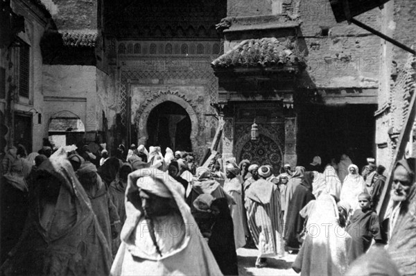 Fez. La place Nejjarine (1925)
