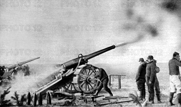 Première Guerre Mondiale. Sur le front de Champagne, canon de 155 long en action (1915)