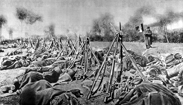 Première Guerre Mondiale. Un régiment belge harassé, dort au bord d'une route après l'attaque de Steenstraete (1915)