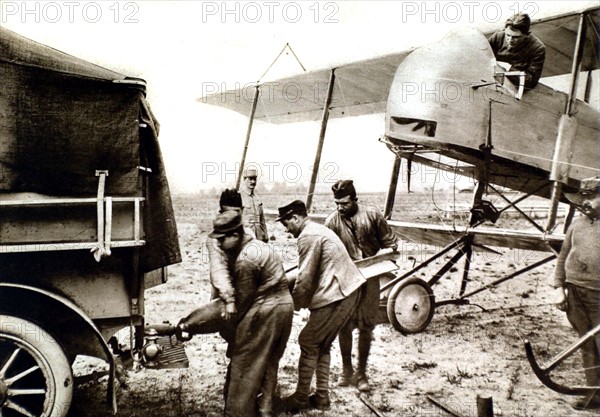 Première Guerre Mondiale. Préparation d'un raid par les aviateurs (1915)