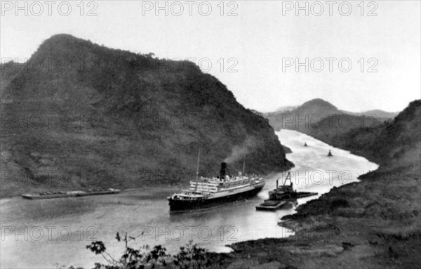 Dans le Canal de Panama, sur le versant du Pacifique (1927)