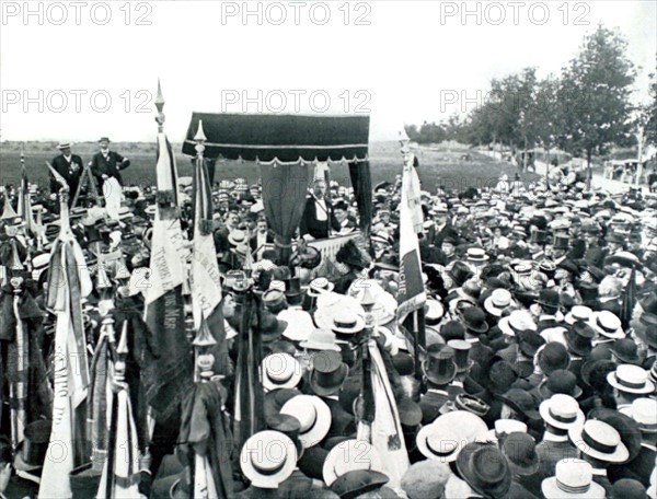 In front of the war memorial in Mars-la-Tour(1910)