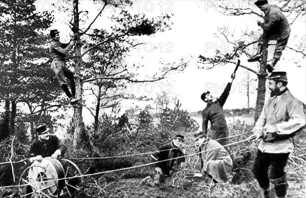 Première Guerre Mondiale. Installation d'une ligne téléphonique sur le front (1915)