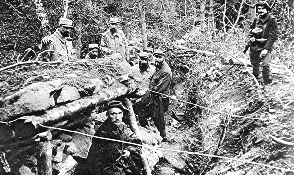 Première Guerre Mondiale. Dans la vallée de la Fecht, dans une tranchée de Metzeral prise au allemands (1915)