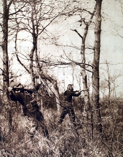 Première Guerre Mondiale. Dragon en reconnaissance, photographié alors qu'une balle l'atteint à l'épaule