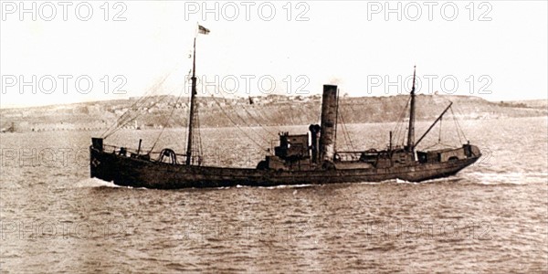 Première Guerre Mondiale. A l'entrée des Dardanelles, un chalutier relève-mines est au travail devant Seddul-Bahr (1915)