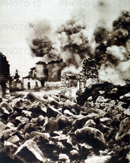 Première Guerre Mondiale. Dans la Meuse, obus allemand de 210 tombant sur une église (1915)