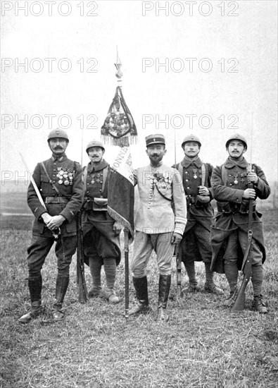 Première Guerre Mondiale. Le drapeau de la Légion étrangère décoré de la Légion d'honneur et de six croix de guerre (1918)